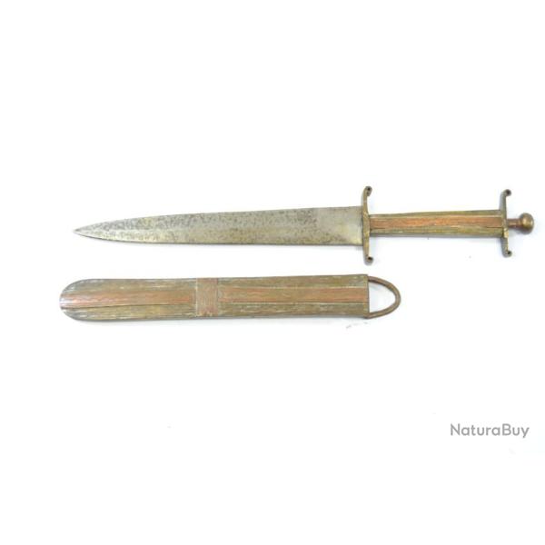 Petite dague / ouvre lettre, style Afrique du nord, Est, laiton acier cuivre. Fabrication ancienne