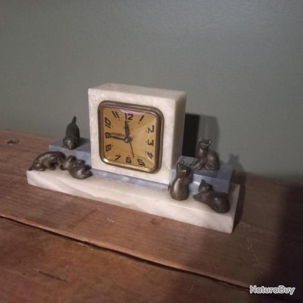 ancienne horloge d'�poque ART DECO  1920 //  1940    " ENTRE CHIENS ET CHATS "