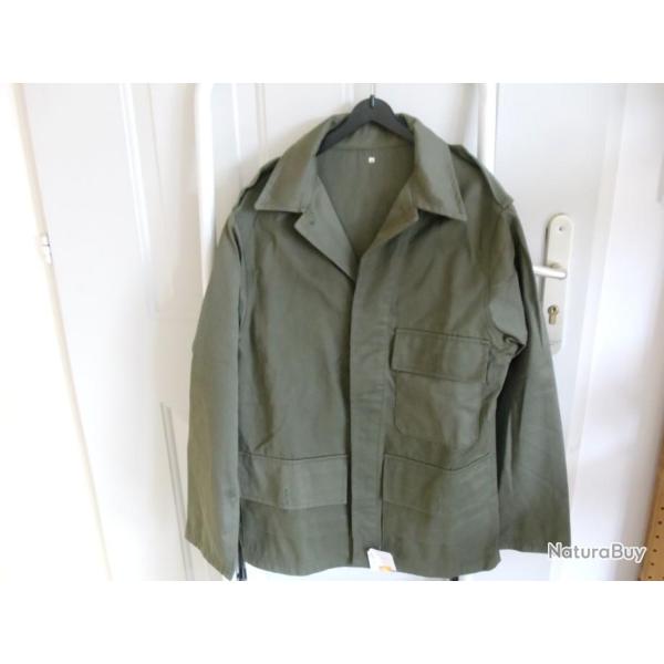 Veste de chasse vert kaki.