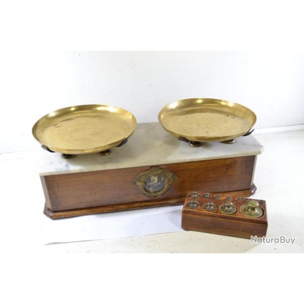 Balance de commerce avec ses poids, plateau marbre blanc, bois et laiton. Collection comptoir