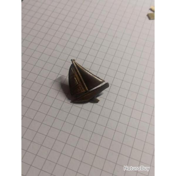 Pin's Voilier Bateau Relief Ref 535