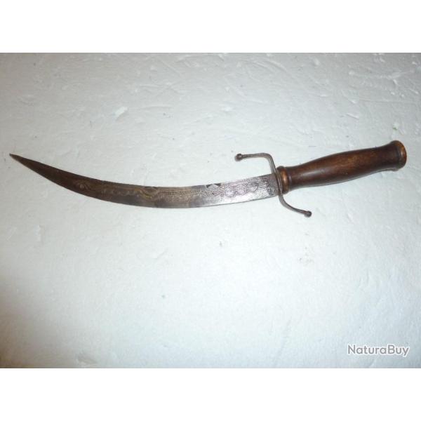 dague courb� marocaine � d�cor d'arabesques et incrustations de cuivre ou laiton