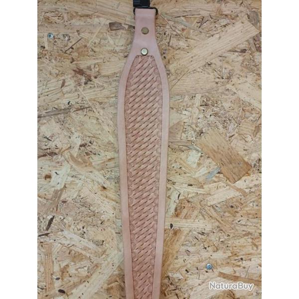 Bretelle de carabine ou fusil avec trou de pouce d�cor�