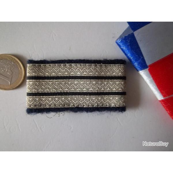 un passant �paulette militaire capitaine grade galon officier