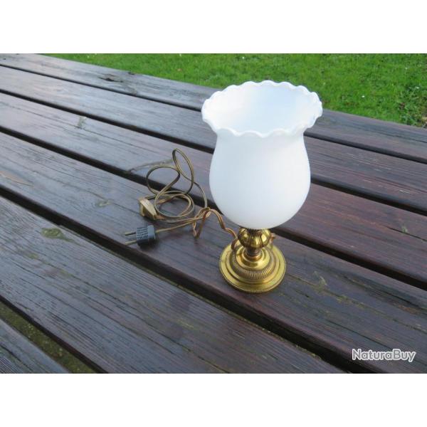 Ancienne Lampe d'appoint avec pied m�tal dor� et abat jour tulipe verre opaline blanc (Vers 1960-70)