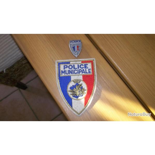 insigne d'epaule et insigne de casquette ou de k�pi police obsolete
