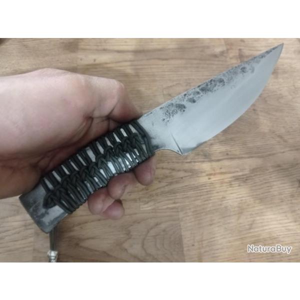 Couteau de chasse forg� manche en paracord