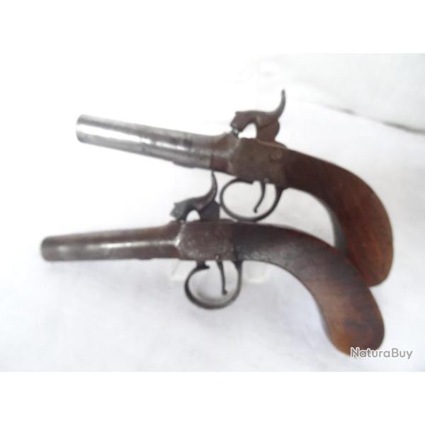 PA323) lot , jolie petite paire de  pistolets  a percussion = a mettre en coffret
