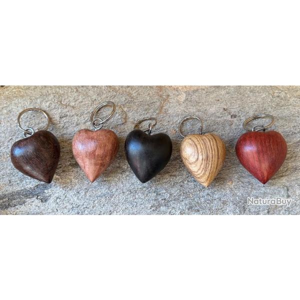 Ensemble 5 porte-cl�s en bois exotique du Cameroun.