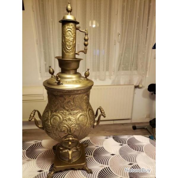 SAMOVAR ARABE DE 81 CM DE HAUTEUR 36 Centim�tres de Largeur en METAL CISELE  ET BOSSELE