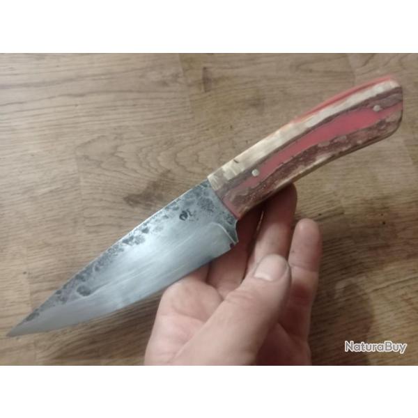 couteau forg� en acier carbone  manche en  r�sine bleue et bois de buis