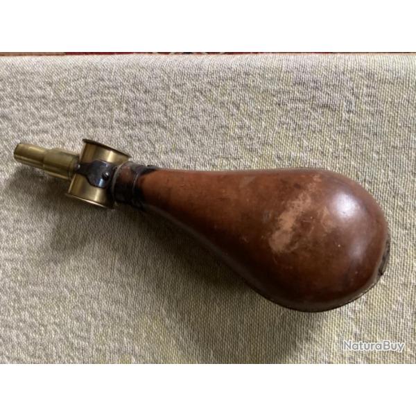 Poire a poudre de chasse avec hublot 19 me siecle.