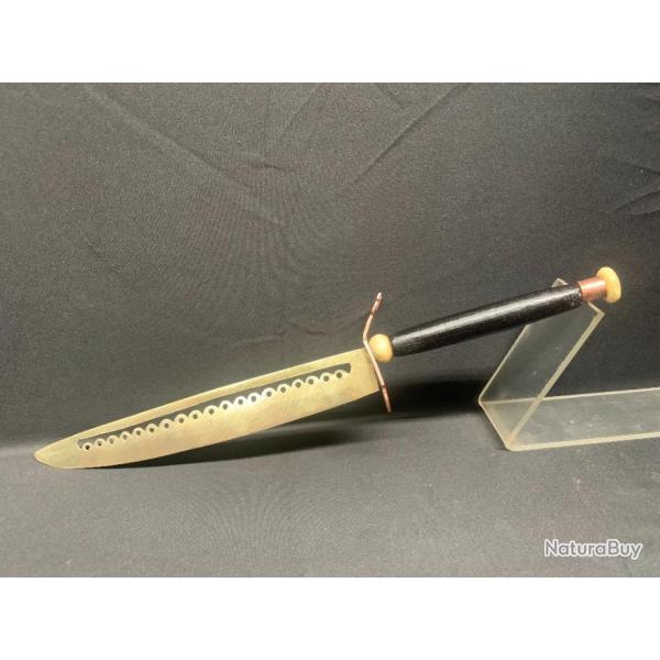 ETRANGE COUTEAU TOUAREG FINEMENT DECORE, PIECE PEU COURANT, CUIVRE LAITON ET OS