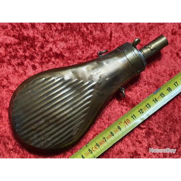 Ancienne poire � poudre de chasse vide. XIX �me si�cle.