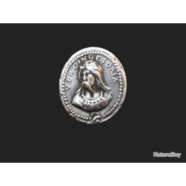 Insigne en tain reprsentant  Vercingtorix - Diamtre 20 mm - Fixation pin's