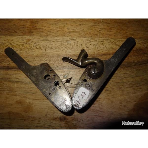 Paire de platines de fusils de chasse � chien n�17
