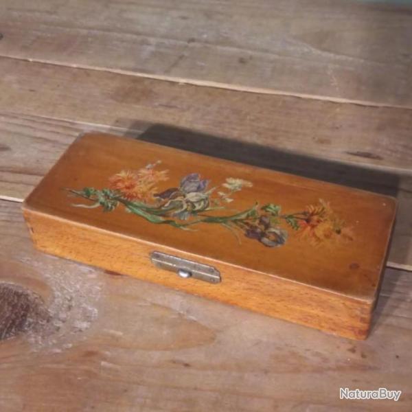 Ancien plumier en bois � deux compartiments  avec d�cor peint � la main