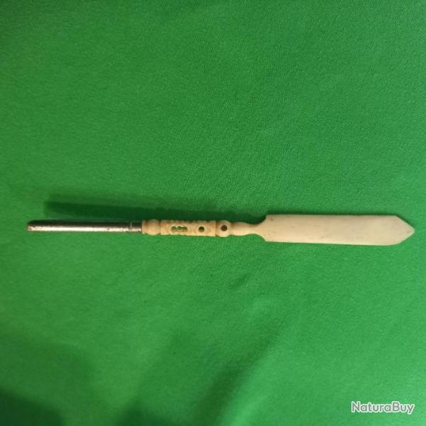 ancien porte plume , ouvre lettre , coupe papier    il est  sculpt� en os