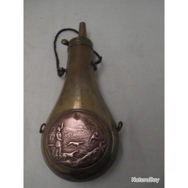 belle poire a poudre XIX em - en laiton - tr�s bon �tat