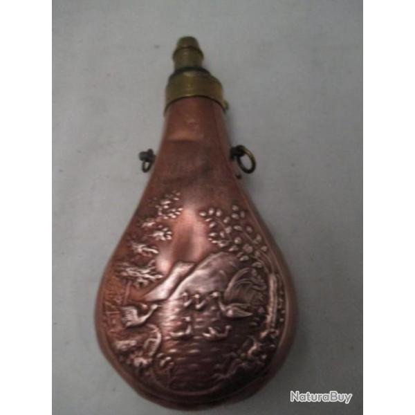 belle poire a poudre XIX em - cuivre - canards  -sur les deux fa�es   tr�s bon �tat
