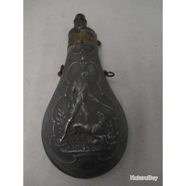 belle poire a poudre XIX em - sc�ne de chasse  - sur les deux fa�es   tr�s bon �tat