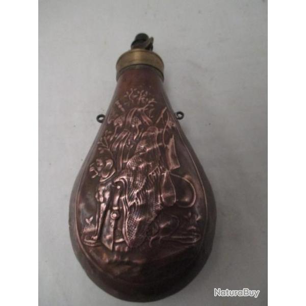 belle poire a poudre XIX em - cuivre  - sur les deux fa�es   tr�s bon �tat
