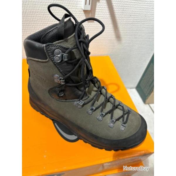 DESTOCKAGE ! Chaussure aku model schwer