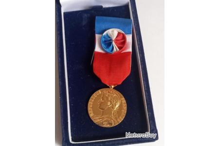 MÉDAILLE DU TRAVAIL en ARGENT attribuée en 1933 signée Borrel Dans Sa Boîte EUR 5,00 - FR