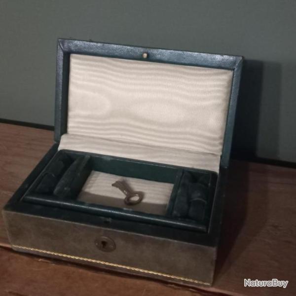 Coffret � bijoux � �tages en cuir vert  XIX �me