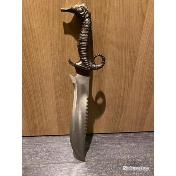 GROS COUTEAU DECORATIF , FANTAISISTE OU BEL ET BIEN REEL / POIGNEE MODELE HYPPOCAMPE
