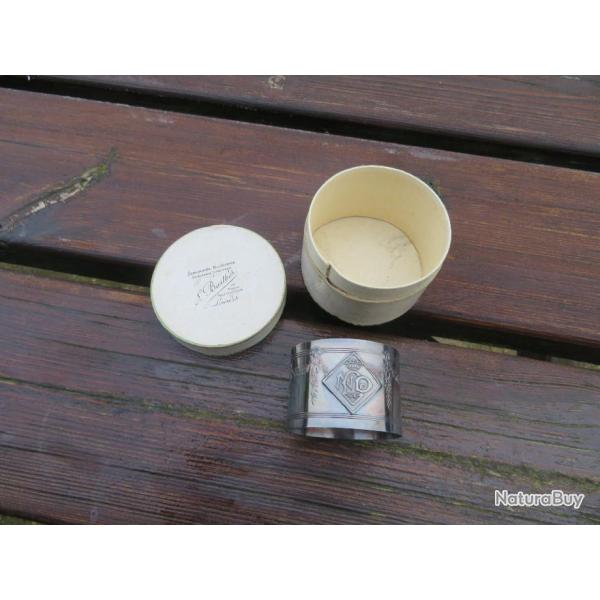 Ancien rond de serviette en mtal, monogramm avec dcor liser floral dans sa boite d'origine (XX)