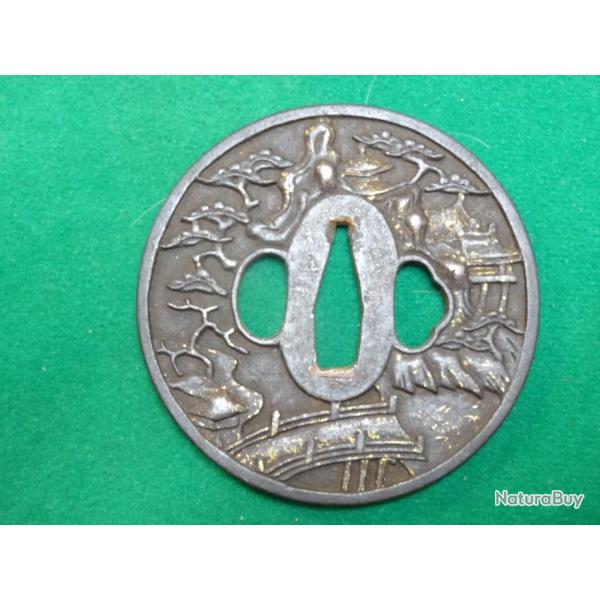 350) grande  tsuba en fer cisel� et incrust� d'or = pour katana , sabre ,  japonais , �do