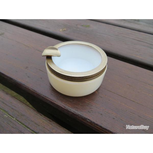 VINTAGE - Ancien cendrier en opaline blanche avec monture en laiton dor�e - France (Vers 1960-70)