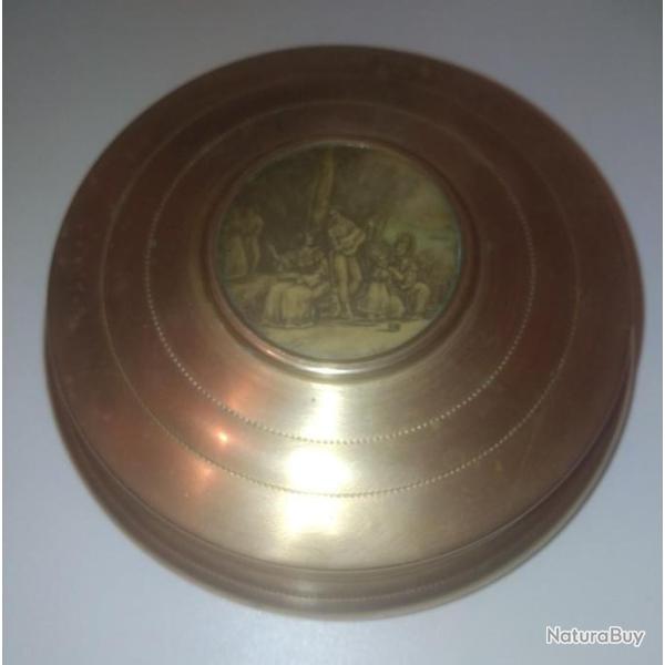 Boite en cuivre d�cor�e , Ronde.