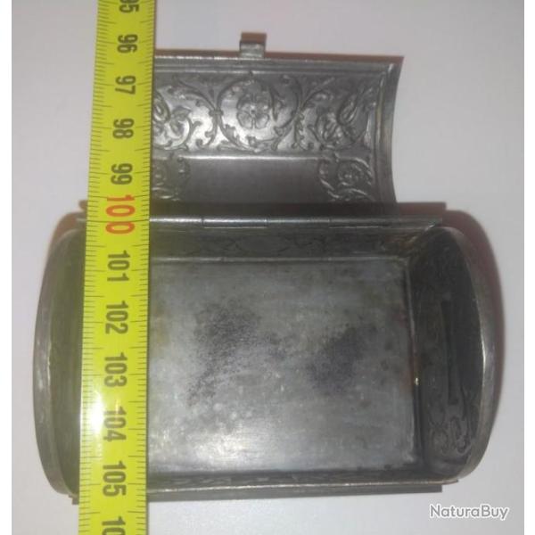 Boite en m�tal. Type coffre au tr�sor.