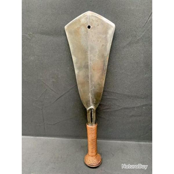 BEAU COUTEAU / TRANCHET AFRICAIN ETHNIE YAKOMA, FIN DU XIX SIECLE, FER FORGE ET CUIVRE, TOP