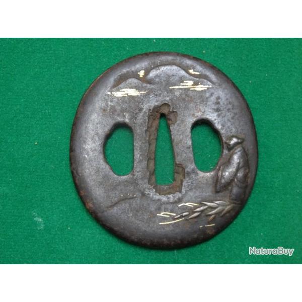 359) grande  tsuba en fer cisel� et incrust� d'or = pour katana , sabre ,  japonais , �do