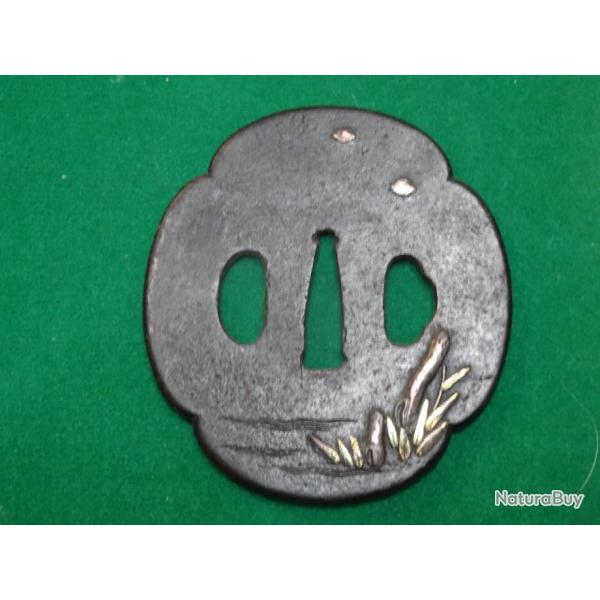 360) grande  tsuba en fer cisel� et incrust� d'or = pour katana , sabre ,  japonais , �do = pg