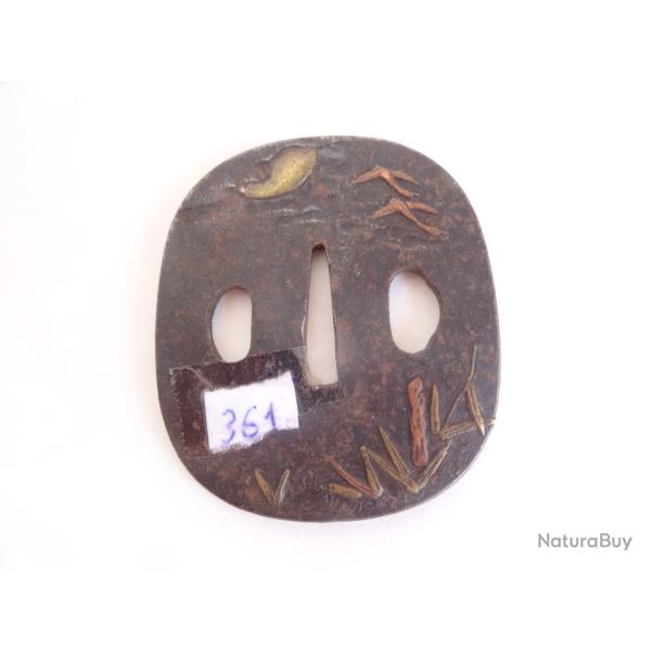 361) grande  tsuba en fer cisel� et incrust� d'or = pour katana , sabre ,  japonais , �do = pg