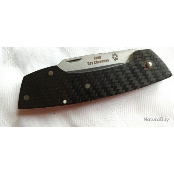Superbe Couteau Artisanal  "Loup des C�vennes" Manche en Carbone - Pi�ce unique !