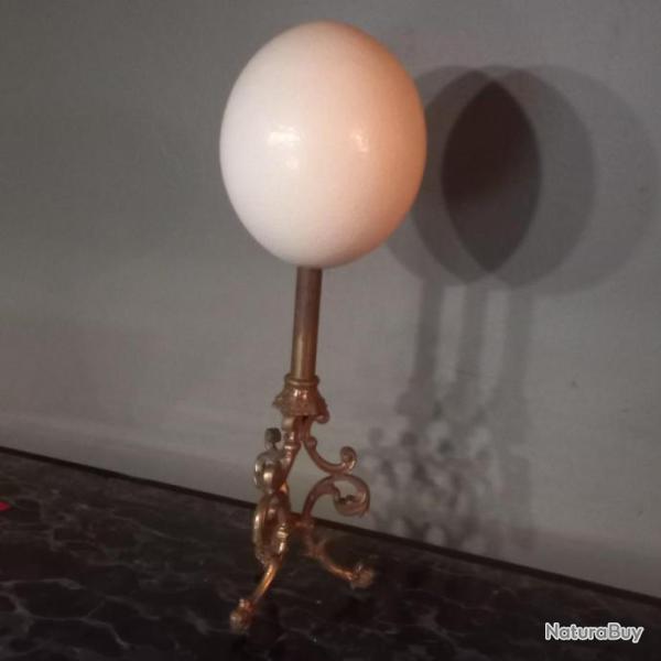 �uf d'autruche mont� sur pied tripode en bronze de style n�o-empire XIX �me