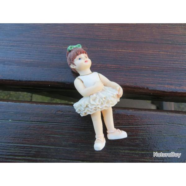 D�co -Magnet repr�sentant une jeune petite danseuse en tenu "tutu" de danse classique (Vers 1980-90)