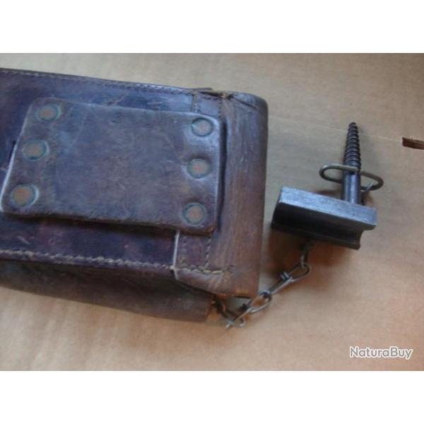 trousse contenant un support d arme a fixer dans du bois pour ?????