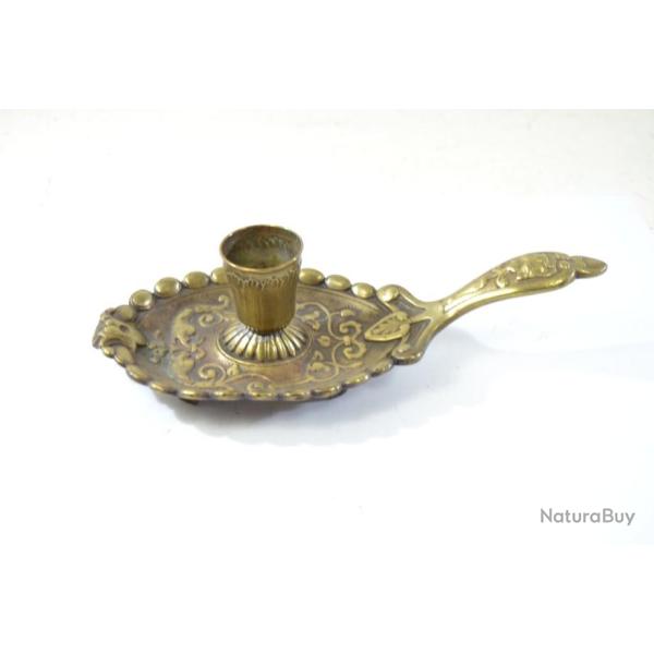 Ancien bougeoir en laiton � main. Reconstitution historique m�di�val