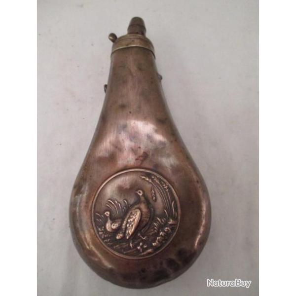 une poire a poudre  vide fin 19 em  en laiton  d�cor de  perdrix  sur les deux faces