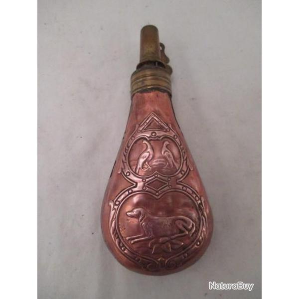 une poire a poudre VIDE fin 19 em cuivre  d�cor de  chien et oiseaux  sur les deux faces