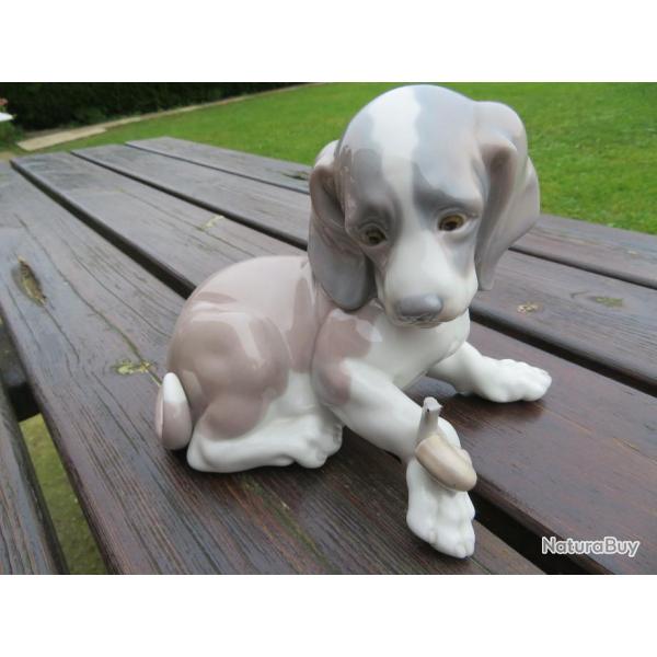 Ancienne grande sculpture de Chiot avec un escargot en porcelaine vernie, Lladro, Espagne(Vers 1980)