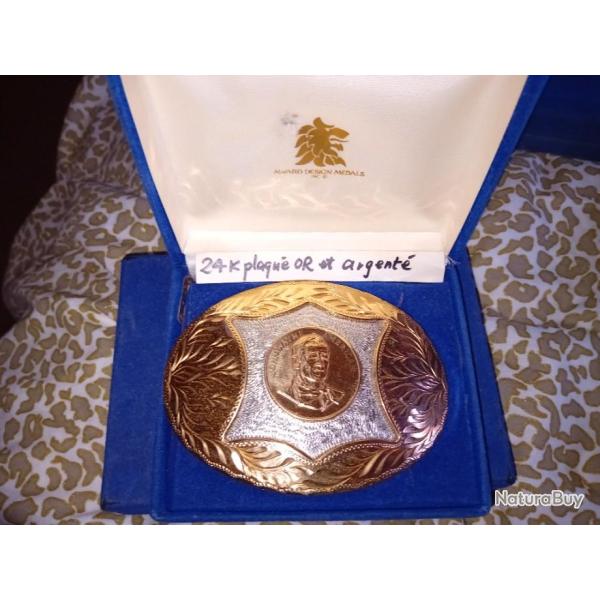 Grosse boucle de ceinture John Wayne avec m�daillon