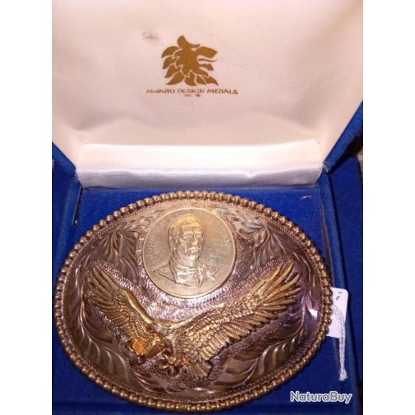Grosse boucle de ceinture John Wayne avec m�daillon et aigle am�ricain