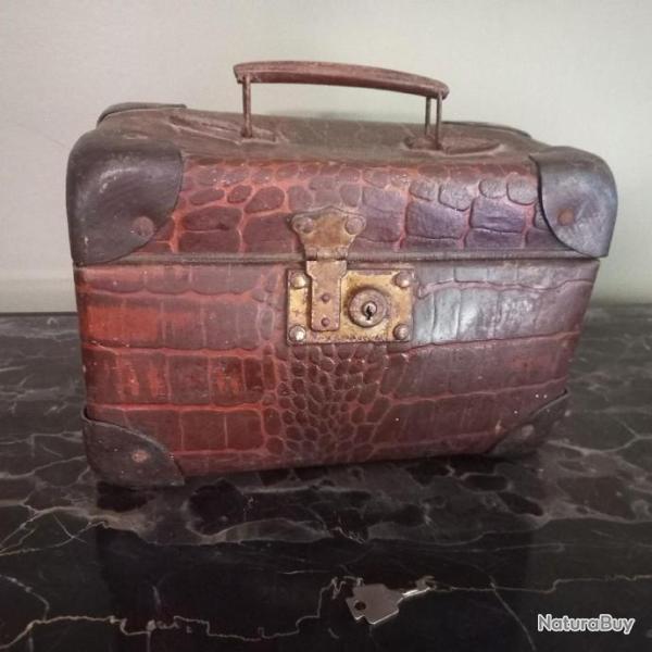 Tr�s jolie petite  valisette  / coffre  1950 / 1960